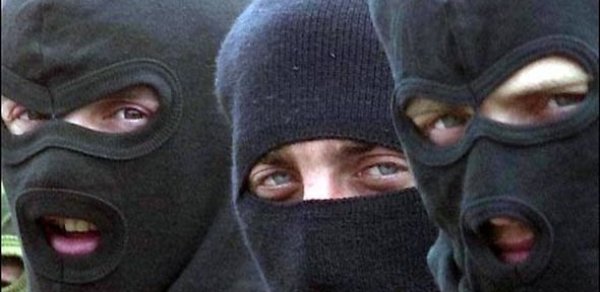 Bakıda maskalı şəxslər evə basqın edib