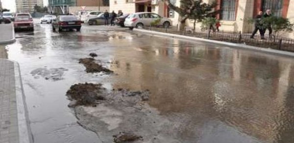Bakıda evləri su basdı: Sakinlər köçürüldü