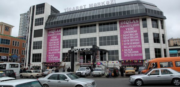 "Diqlas" alış-veriş mərkəzi yanır