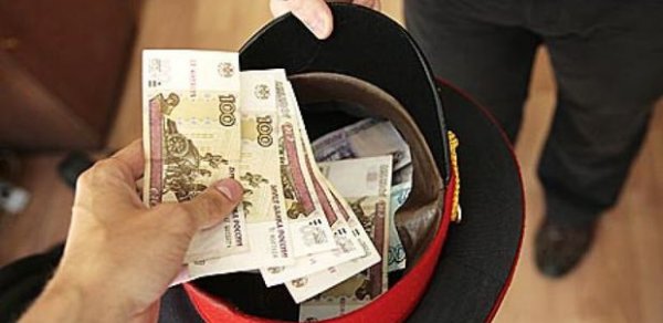 Azərbaycan vətəndaşı polisə rüşvət verdiyinə görə cərimə olundu