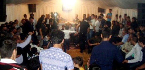 Bakıda toyda içkili kişi uşağa elə bir şey etdi ki ... - VİDEO