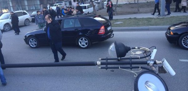 Bakıda polis mayoru avtomobili aşırtdı – FOTOLAR