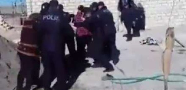 Sumqayıtda vətəndaşın evi uçuruldu, ailə üzvləri isə döyüldü - VIDEO