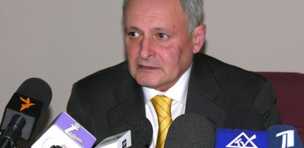 Oqtay Şirəliyev döyülən baş həkimi işdən də qovdu