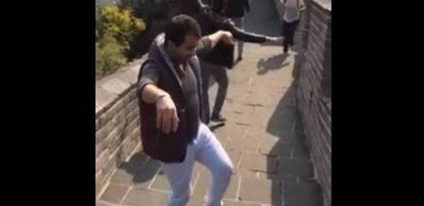 Azərbaycanlılar Çin səddində Eyyub Yaqubovun mahnısına oynadılar - VİDEO