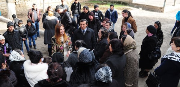 Qənirə Paşayeva sakinlərə kömək vəd etdi