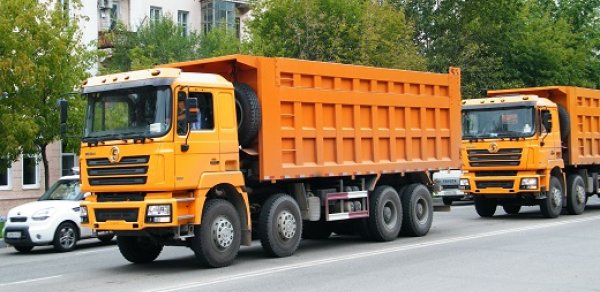 Bakıda yük maşını iki uşağı vurdu