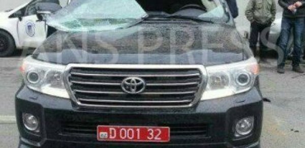 Səfirlik maşını qəzaya düşdü – FOTO