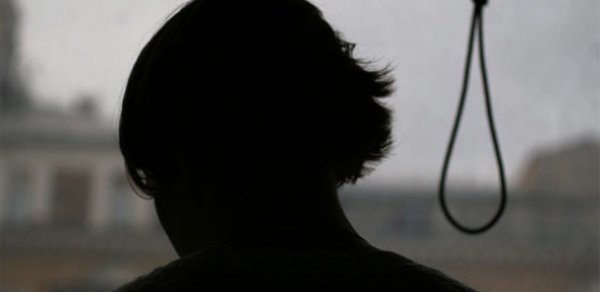Bakıda uşaqlarını məktəbə yola salan ana özünü asdı