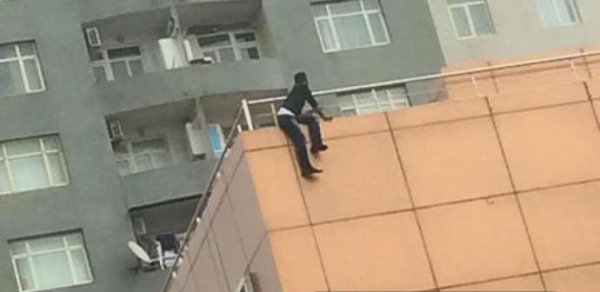 Bakıda kişi özünü binadan atmaq istəyir – YENİLƏNİR - FOTOLAR- VİDEO