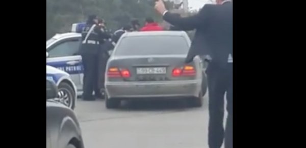 Bakıda yol polisləri sürücünü belə təhqir etdilər – VİDEO