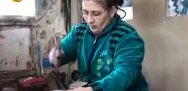 Kişilərin sökülmüş ayaqqabılarını düzəldən pinəçi qadının həyatı - VİDEO