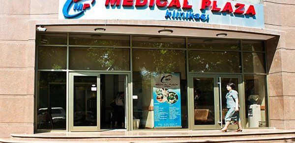 ‘Baku Medical Plaza’da şok olay –  Xəstə yaxınının pulları oğurlandı 