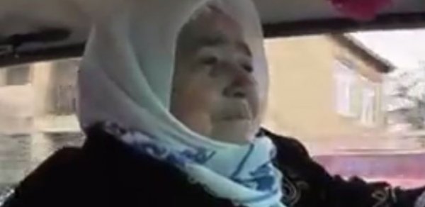 78 yaşlı azərbaycanlı nənədən avtoşou - VİDEO