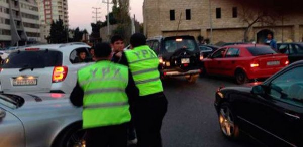 Bakıda yol polisi təpikləndi