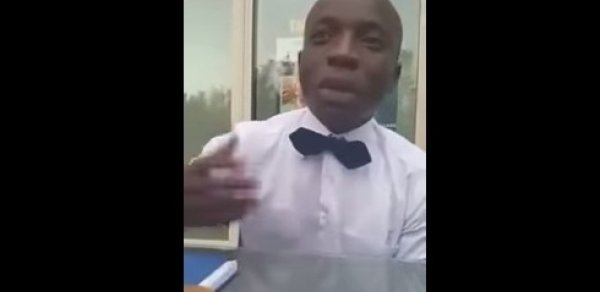 Afrikalı gənc hacılarla belə zarafatlaşdı– VİDEO