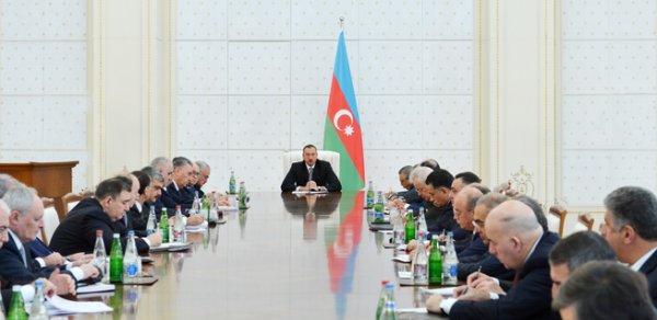 İlham Əliyev nazirlərlə iclas keçirdi