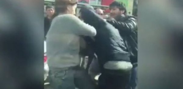Bakıda qız ona sataşan oğlanı küçənin ortasında əzişdirdi – VİDEO