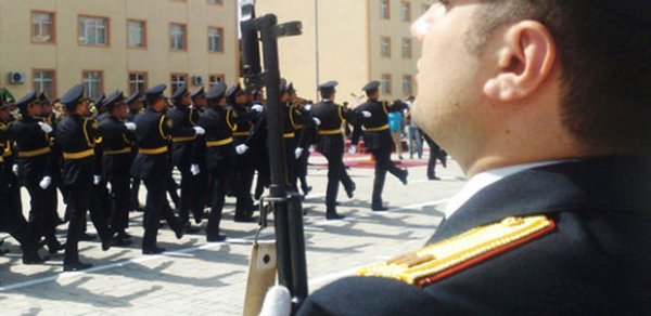 Ramil Usubov polis olmaq istəyən gənclərin sıra baxışını keçirib