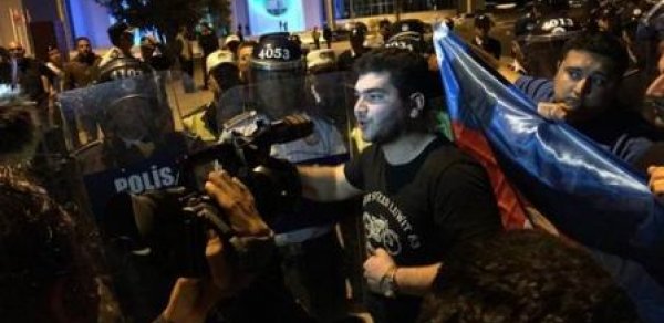 Kiprdə polis Azərbaycan bayrağını vermədiyi üçün tələbəni döydü –  FOTOLAR	 