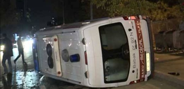 Bakıda təcili yardım maşını aşdı