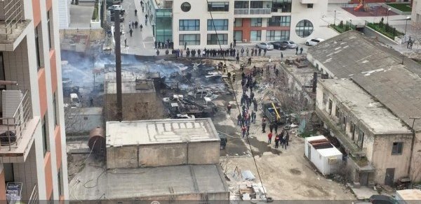 Bakıda dəhşətli yanğın- 6 maşın külə döndü + FOTOLAR