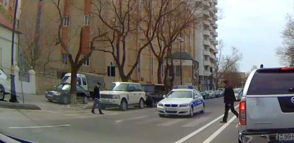Bakıda sürücülərə “nümunə” olan yol polisi - VİDEO