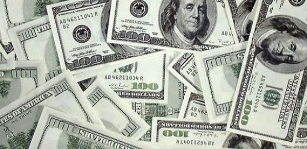Məktəb direktorunun evindən 28 min dollar oğurladılar