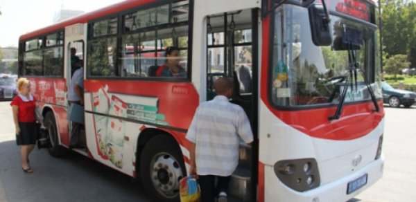 Bakıda avtobus sürücüsü qaydaları belə pozdu - VİDEO