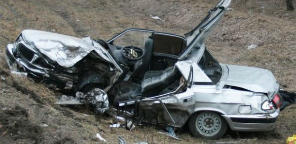 İcra hakimiyyətinin avtomobili körpüdən düşdü: 2 ölü, 3 yaralı