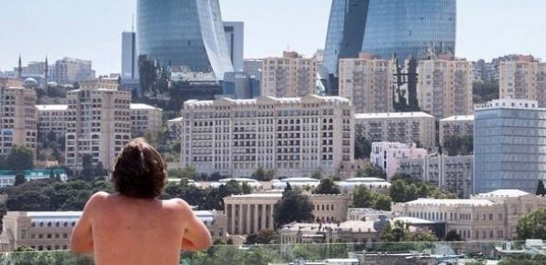 Əcnəbi vətəndaş Qız Qalasında çılpaq şəkil çəkdirdi - FOTO (16+)