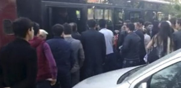 Bakıda avtobus tüstüləndi, sərnişinlər qaçdılar - VİDEO