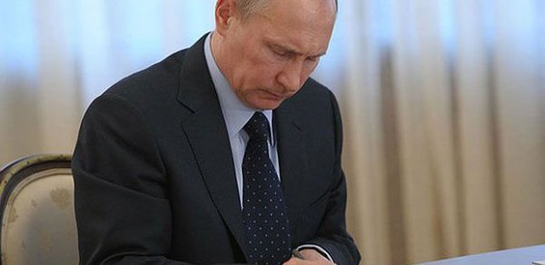 Putin Azərbaycanın televiziya kanalının rəhbərini təltif etdi