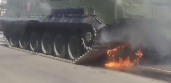 Rusiyada parad zamanı tank yandı - VİDEO