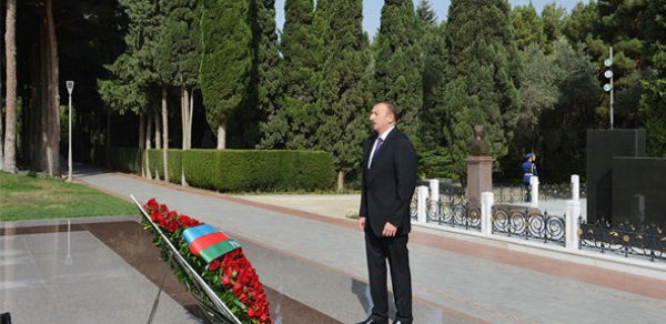 Azərbaycan prezidenti Heydər Əliyevin məzarını ziyarət etdi