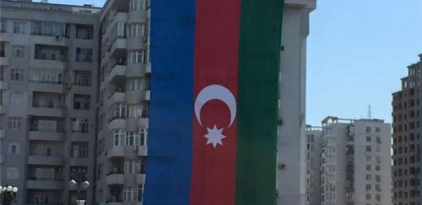 Bakıda bayrağımız tərs asıldı – FOTO