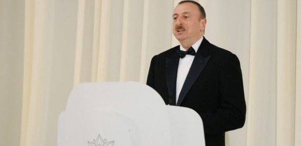 İlham Əliyev və ailəsi Heydər Əliyevlə bağlı mərasimdə - FOTO