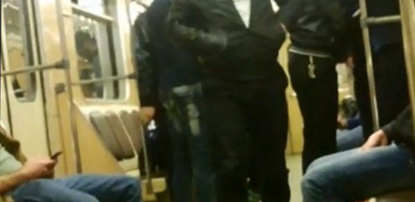 Bakı metrosunda biabırçılıq: -  qadınla oğlan dalaşdı - VİDEO