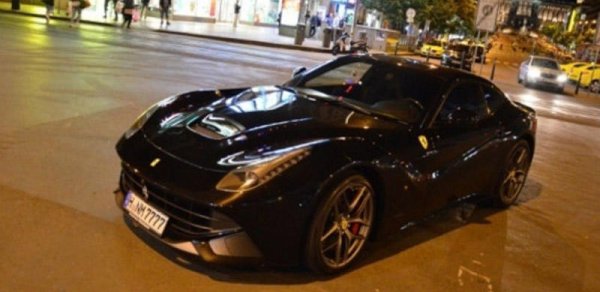 Praqada "Ferrari"si ilə hoqqa çıxaran azərbaycanlı saxlanıldı - FOTO