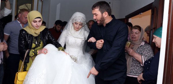 Çeçenistanda toy: Polis rəisi azyaşlı ilə ailə qurdu – VİDEO + FOTO
