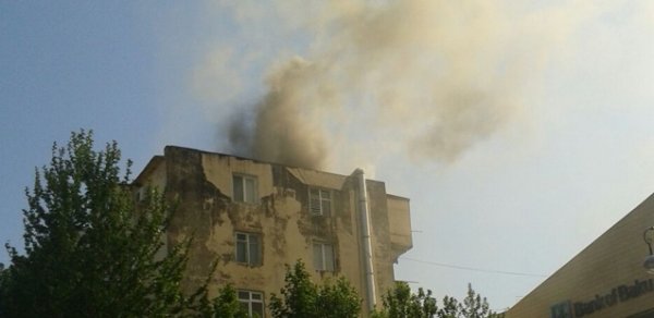 Bakıda bina yanır - FOTOLAR