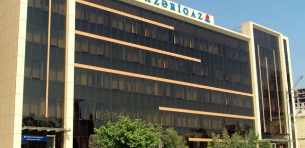 "Azəriqaz"ın şüşəsini silən gənc 7-ci mərtəbədən yıxıldı