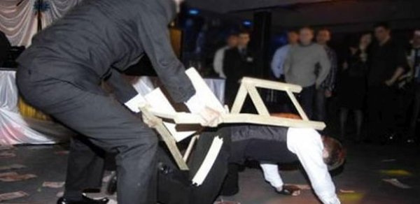 Toydakı kütləvi davanın səbəbi - Kişi qadına söz atıb...