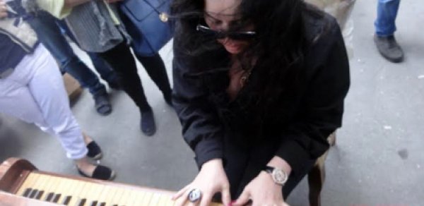 Elzadan matəm melodiyası - Yanan binadan çıxarılmış pianoda (FOTO)