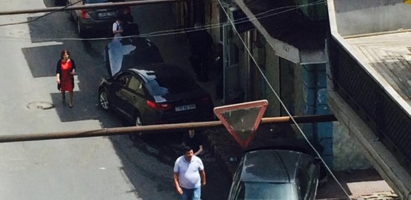 Şəhərin mərkəzində AA serialı maşın qəza törətdi- FOTO -VİDEO