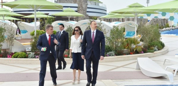 Prezident və xanımı açılışda