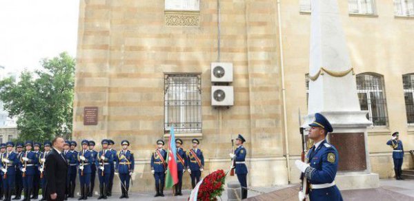 İlham Əliyev Cümhuriyyət abidəsini ziyarət etdi - FOTO