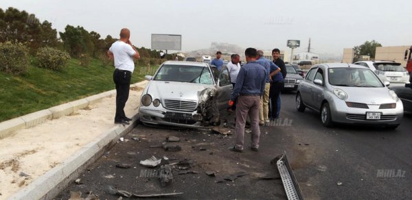 Bakıda Mercedes "cip" polis maşınının üstündən keçdi - FOTO