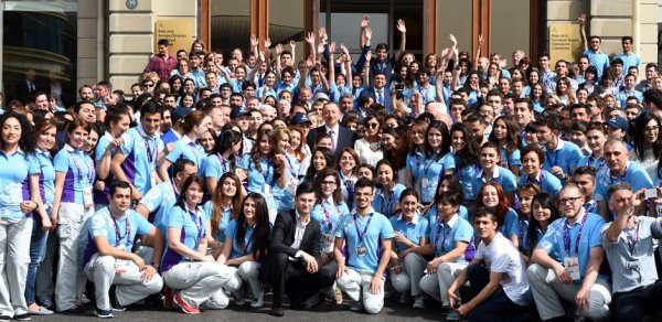 Prezidentlə xanımı “Bakı-2015”in kollektivi ilə görüşdü - FOTO