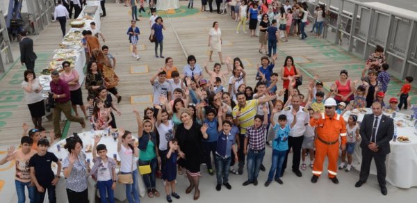 Səbailli uşaqlar Uşaqların Beynəlxalq Müdafiəsi günündə dəniz gəzintisində
